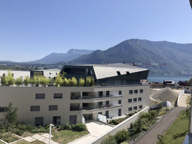 vue lac et montagne de la logia dans résidence avant scene a Annecy